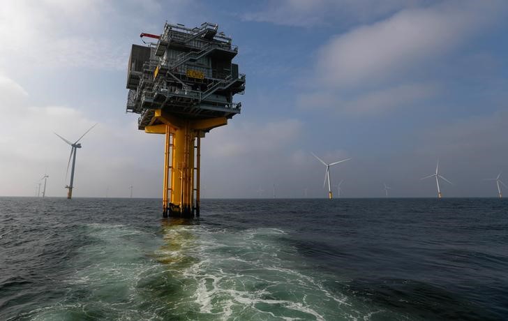 © Reuters. Power-generating windmill turbines are seen at the Eneco Luchterduinen offshore wind farm near Amsterdam