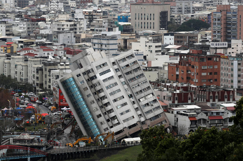 © Reuters. Prédio é visto após terremoto em Hualien, em Taiwan