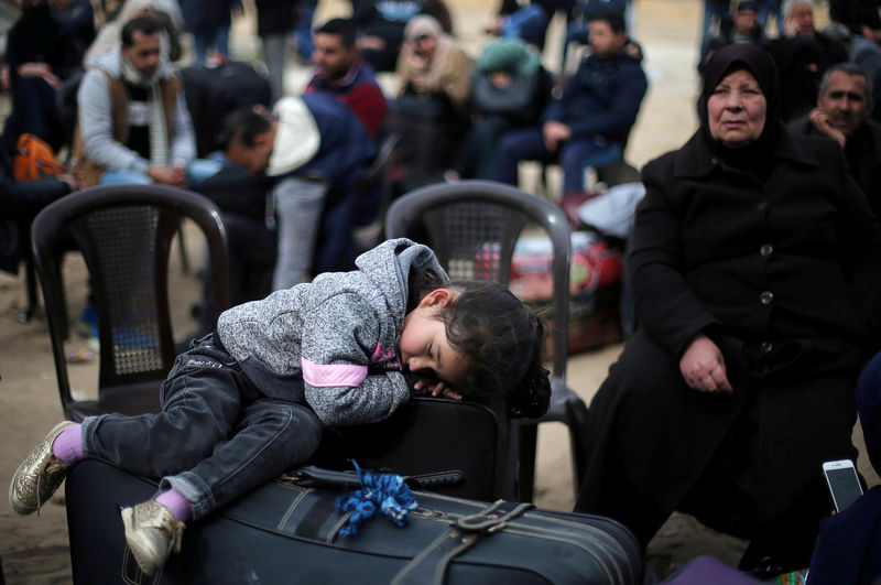 © Reuters. آلاف الفلسطينيين يحتشدون عند معبر رفح بعد أن فتحته مصر بشكل مؤقت