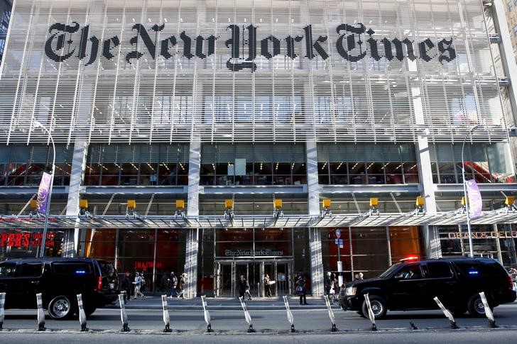 © Reuters. FILE PHOTO - The motorcade of U.S. President-elect Donald Trump makes its way past the New York Times building after a meeting in New York