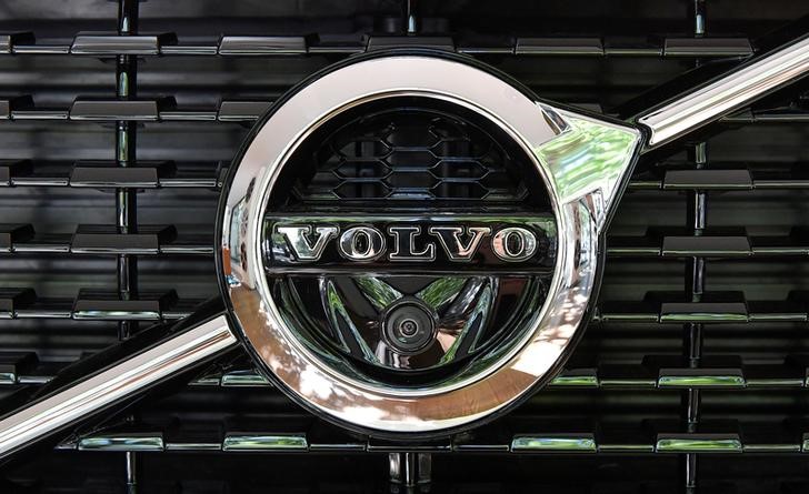 © Reuters. Логотип Volvo на модели XC 90 в Стокгольме