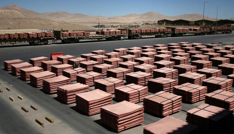 © Reuters. FILE PHOTO - Sheets of copper cathode are seen at the copper cathode plant inside the La Escondida copper mine near Antofagasta