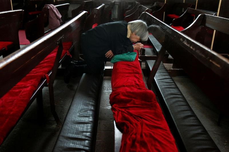 © Reuters. حرب كلامية غير مقدسة بين رجال الدين بعد تقارب الفاتيكان مع الصين