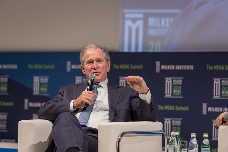 © Reuters. Former U.S. president George W. Bush speaks on stage at a business conference in Abu Dhabi