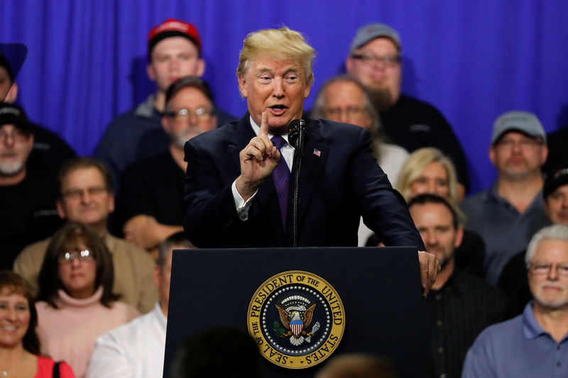 © Reuters. Trump and the first lady travel to Ohio for events on opioid addiction and tax policy