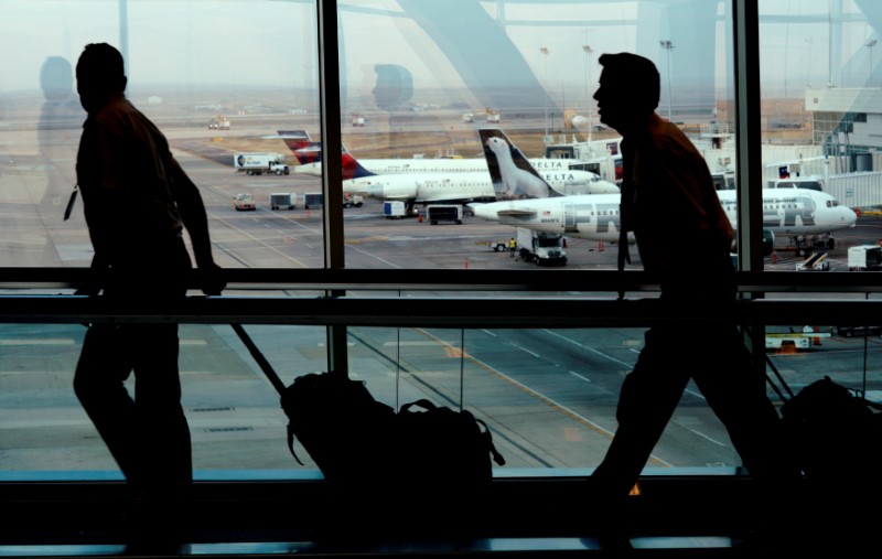 © Reuters. A flight crew walks through Denver International Airport in Denver