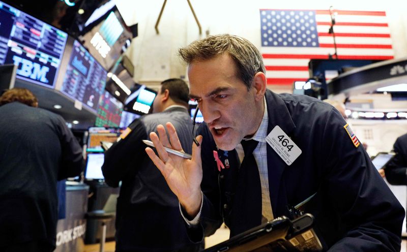 © Reuters. A trader works on the floor of the New York Stock Exchange in New York