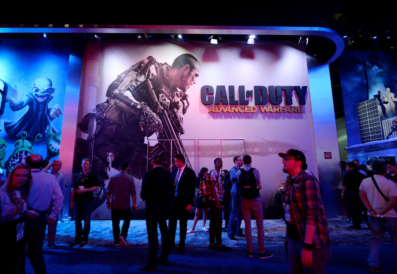 © Reuters. FILE PHOTO: Attendees walk pass a giant billboard promoting the new multiplayer action game "Call of Duty: Advanced Warfare" in Los Angeles