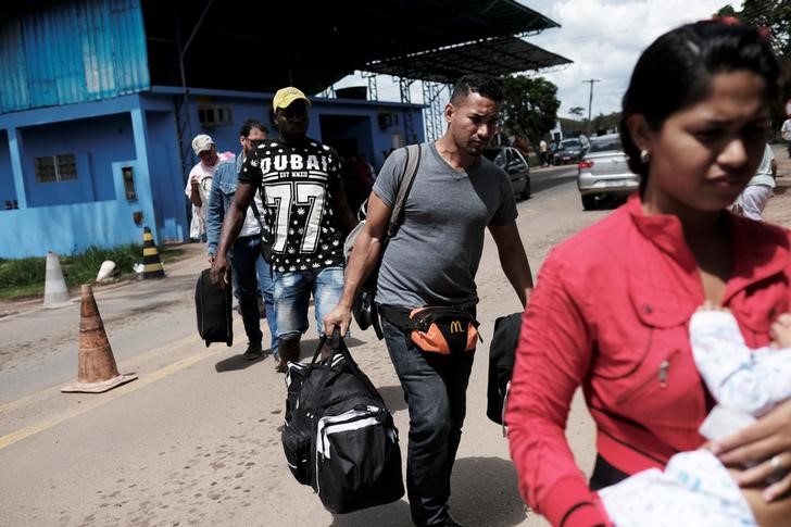 © Reuters. البرازيل ستنشر المزيد من قواتها على حدود فنزويلا في ظل أزمة لجوء