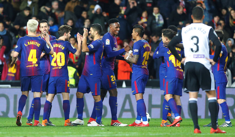 © Reuters. برشلونة يبلغ نهائي كأس الملك مرة أخرى بعد هدف من كوتينيو