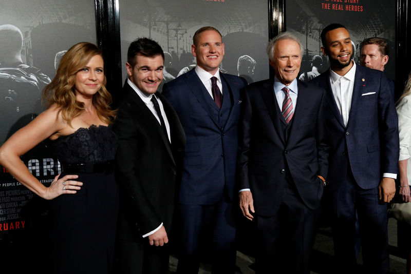 © Reuters. Diretor Eastwood posa com elenco do filme “15h17 – Trem para Paris”