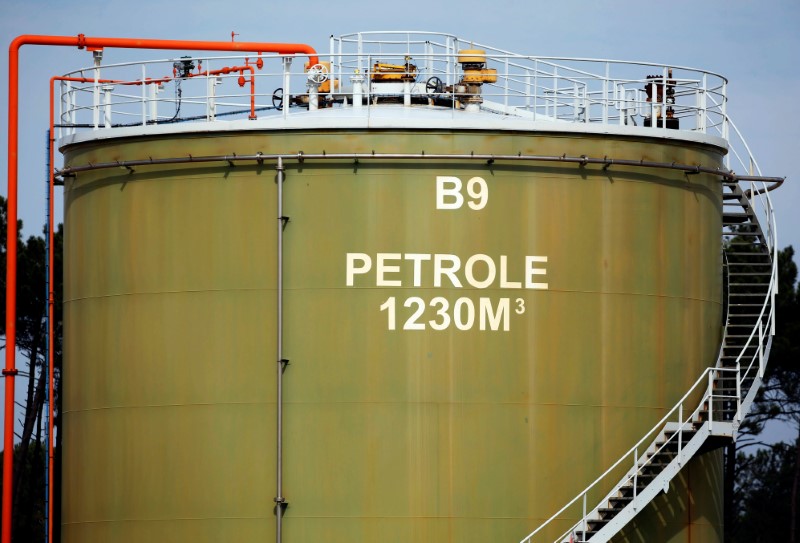 © Reuters. A oil storage tank is pictured on the site of Canadian group Vermilion Energy in Parentis-en-Born