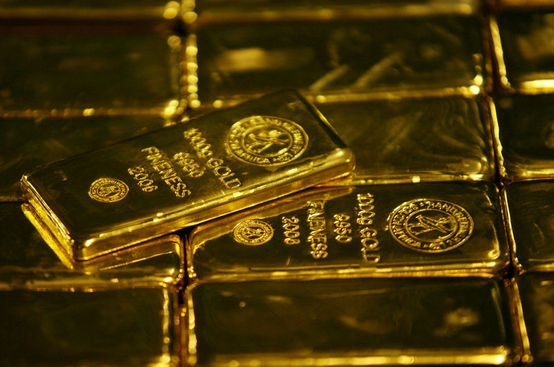 © Reuters. FILE PHOTO: Gold bars are displayed at South Africa's Rand Refinery in Germiston