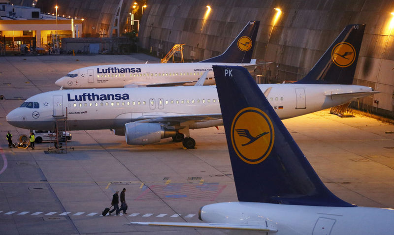 © Reuters. FILE PHOTO: Passenger planes of German air carrier Lufthansa are parked at the technical maintaining area at the Frankfurt Airport