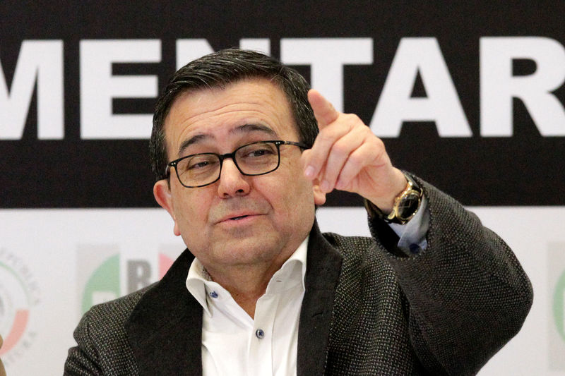 © Reuters. Mexico's Economy Minister Ildefonso Guajardo gestures during a meeting with senators of the Institutional Revolutionary Party in Mexico City
