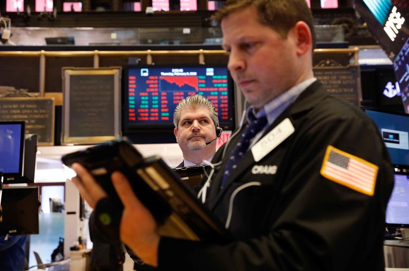 © Reuters. Traders work near the end of the day on the floor of the New York Stock Exchange in New York