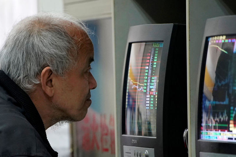 © Reuters. An investor looks at a screen showing stock information at a brokerage house in Shanghai