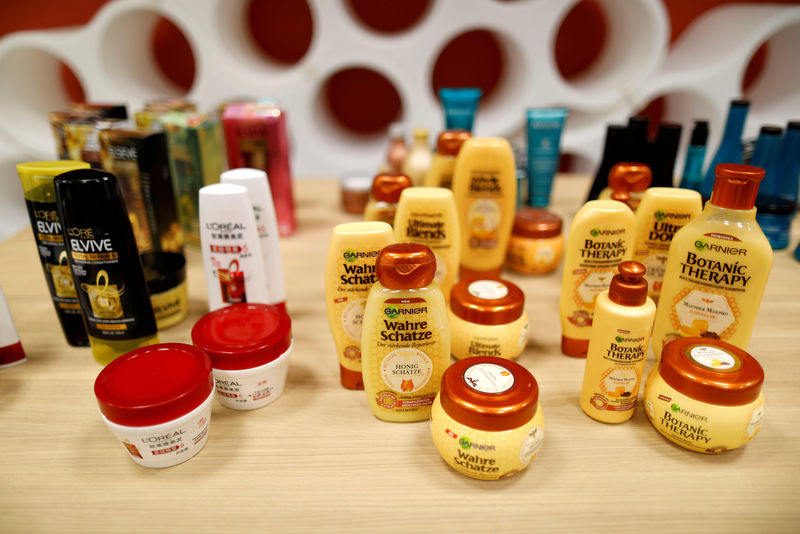 © Reuters. FILE PHOTO: Bottles of shampoos, conditioners and color spray are displayed at cosmetics company L'Oreal's new World hair research centre in Saint-Ouen near Paris