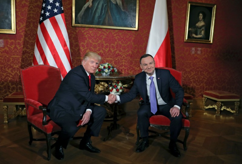 © Reuters. U.S. President Donald Trump shakes hands with Polish President Andrzej Duda in Warsaw