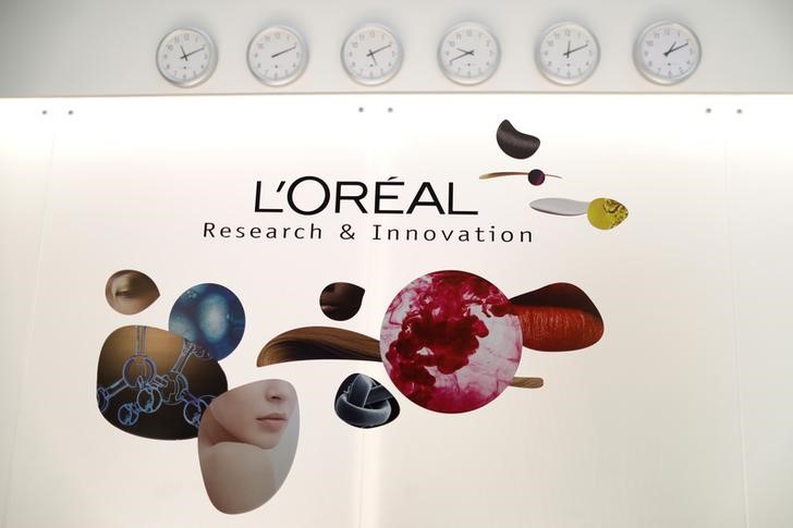 © Reuters. View of the entrance of cosmetics company L'Oreal's new World hair research centre in Saint-Ouen