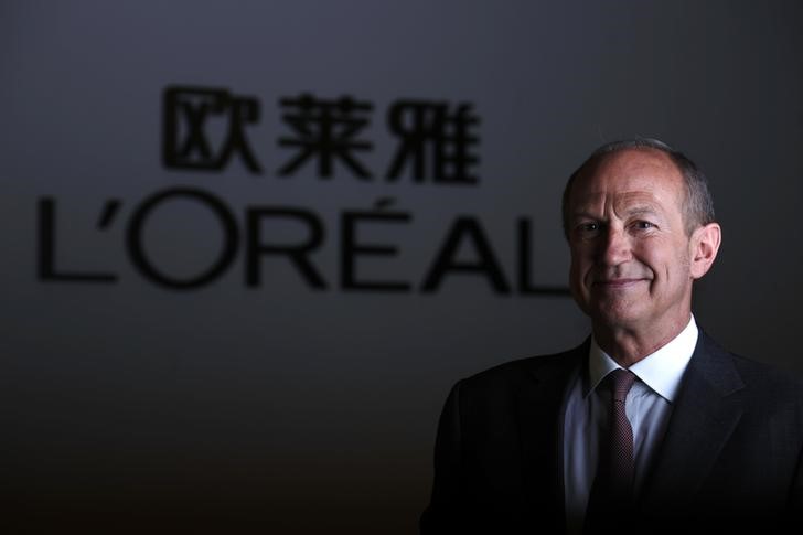 © Reuters. L'Oreal chairman and CEO Agon poses for a portrait in Shanghai