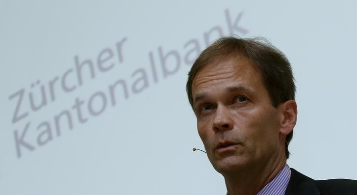 © Reuters. CEO Scholl of Swiss Zuercher Kantonalbank addresses a news conference in Zurich