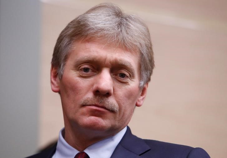 © Reuters. Kremlin spokesman Dmitry Peskov arrives for the meeting with officials of Rostec high-technology state corporation at the Novo-Ogaryovo state residence outside Moscow
