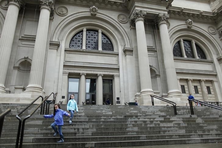 © Reuters. Children run down the stairs of The Metropolitan Museum of Art, which is closed, as Hurricane Sandy approaches, in New York