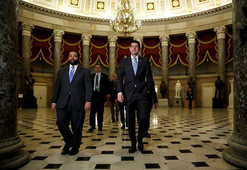 © Reuters. Speaker of the House Paul Ryan (R-WI) walks to the House floor before a vote to end a government shutdown on Capitol Hill in Washington