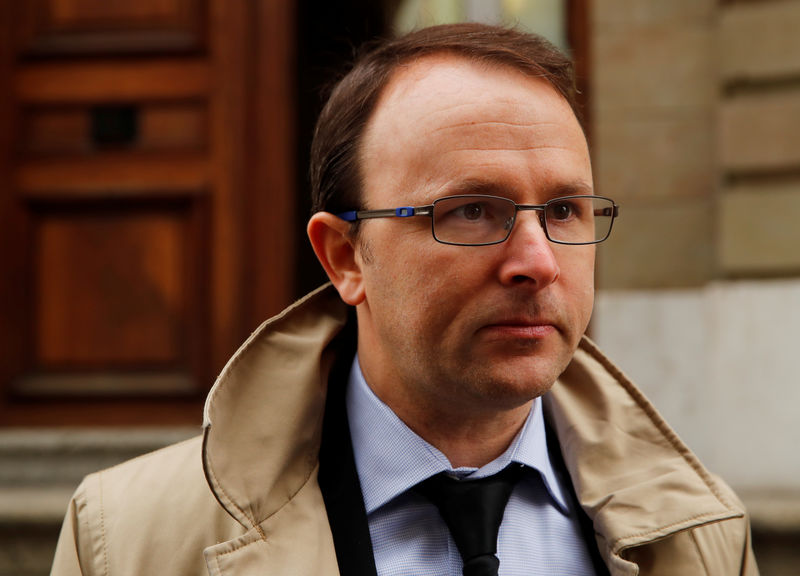 © Reuters. Geneva prosecutor Bertossa stands outside the courthouse after the verdict of the trial of Lescaudron a Credit Suisse banker in Geneva