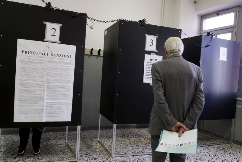 © Reuters. 31 maggio 2015, al voto a Napoli