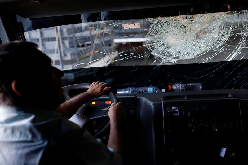 © Reuters. Mad Max en Venezuela: los camioneros se enfrentan a saqueos y asesinatos en carreteras sin ley