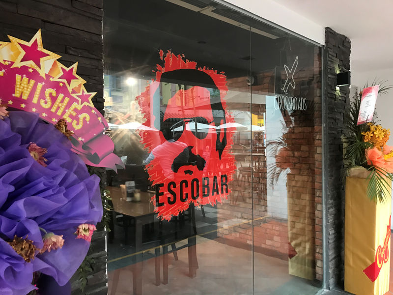 © Reuters. El bar "Escobar" de Singapur retirará una fotografía del narcotraficante colombiano tras las quejas