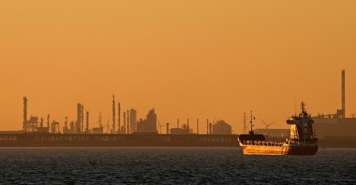 © Reuters. Танкер у нефтяного терминала под Марселем