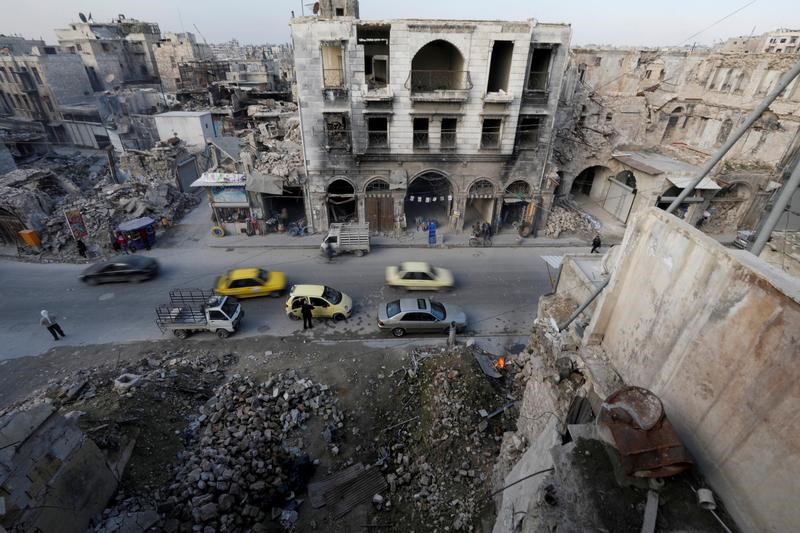 © Reuters. فرنسا تطالب بإنهاء الضربات الجوية في سوريا والقصف يتواصل على الغوطة