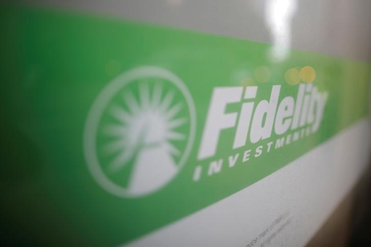 © Reuters. A sign marks a Fidelity Investments office in Boston