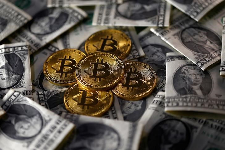 © Reuters. Ilustração de bitcoin sobre notas de dólares