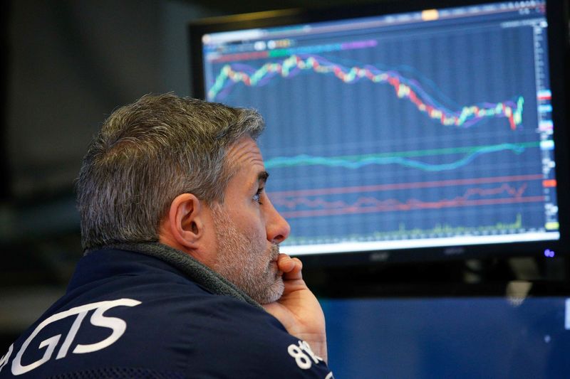 © Reuters. A trader works on the floor of the New York Stock Exchange in New York