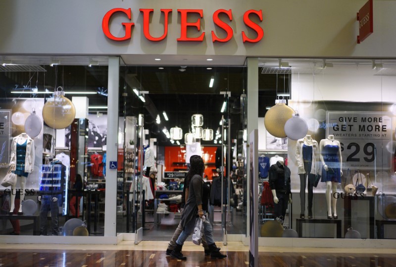 © Reuters. Shoppers walk by a Guess? store in Golden