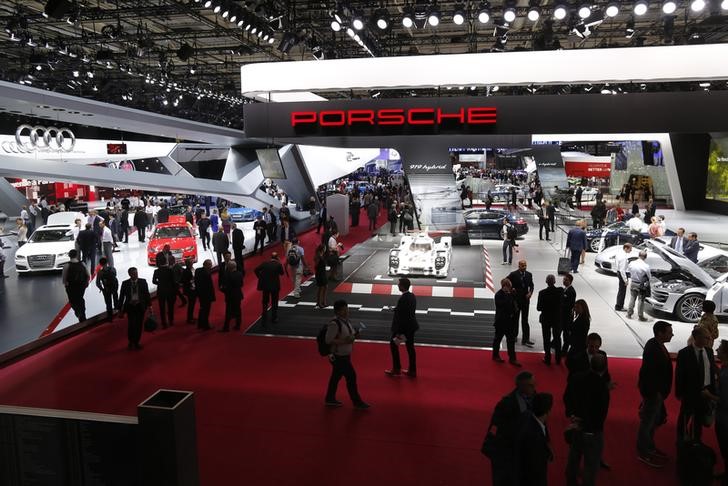 © Reuters. Porsche y Audi desarrollarán plataforma conjunta de autos eléctricos para reducir costes