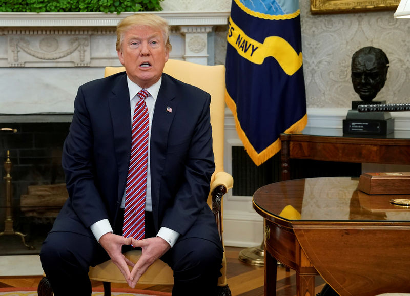 © Reuters. Trump speaks to reporters in the Oval Office at the White House in Washington