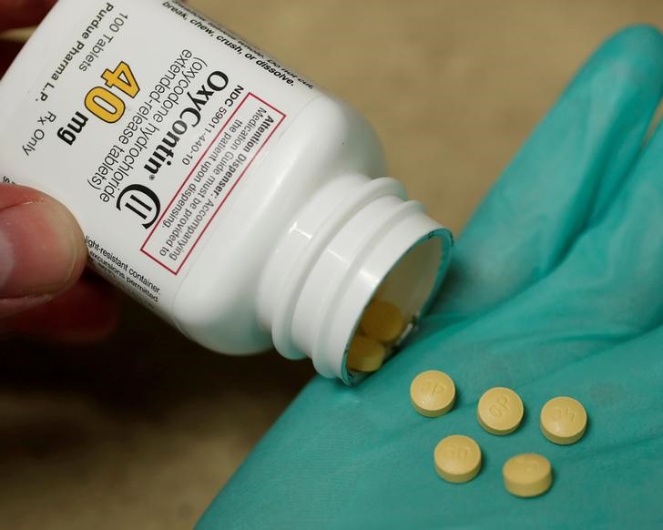 © Reuters. FILE PHOTO: A pharmacist holds prescription painkiller OxyContin at a local pharmacy in Provo