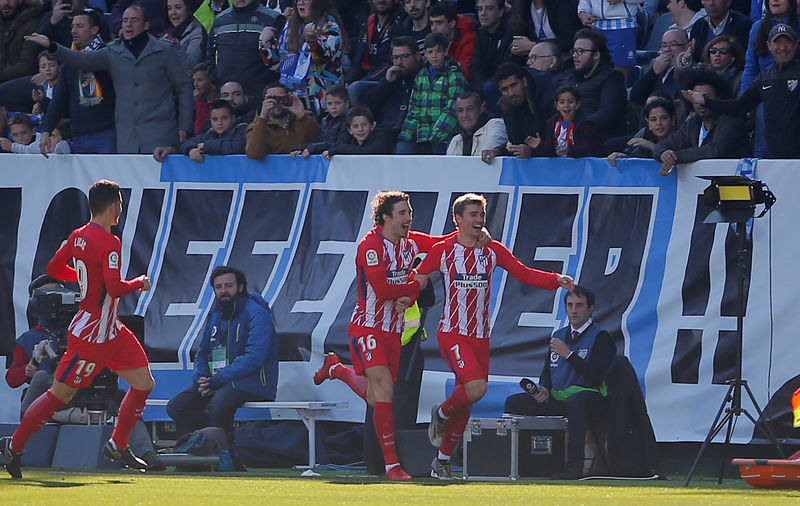 © Reuters. Antoine Griezmann celebra el  único gol del triunfo 1-0 del Atlétco de Madrid  sobre el Málaga junto a sus compañeros Sime Vrsaljko y Lucas Hernández.
