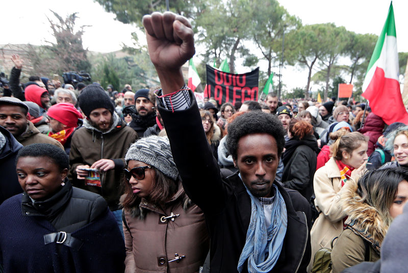 © Reuters. Manifestantes marchan durante un mitin antirracista en la ciudad italiana de Macerata
