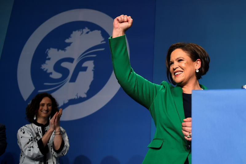 © Reuters. La recién elegida presidenta del Sinn Fein, Mary Lou McDonald, pronuncia su discurso de investudura durante una reunión del partido en la que Gerry Adams renunció formalmente como presidente de la agrupación en Dublín