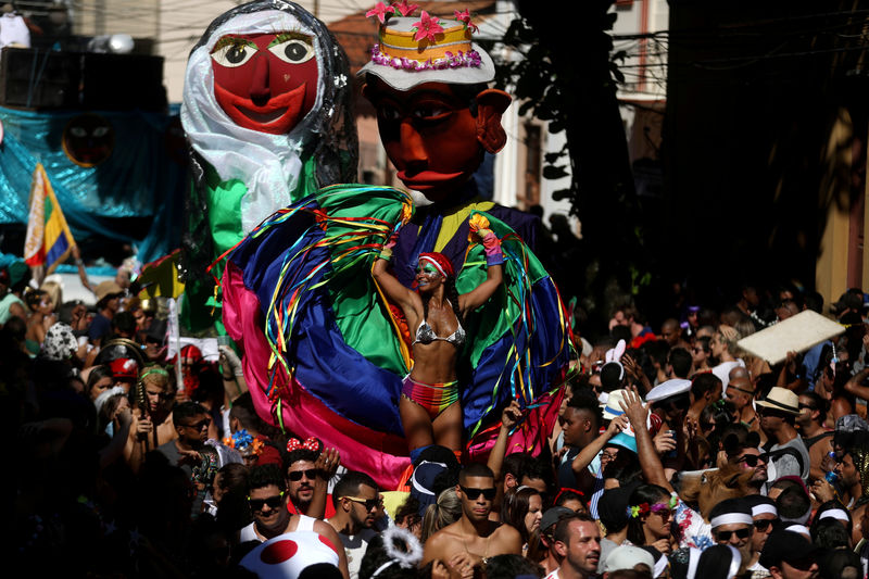 © Reuters. Cientos de personas acompañan a la tradicional comparsa o "bloco" de las Carmelitas, durante los festejos de Carnaval en Río de Janeiro