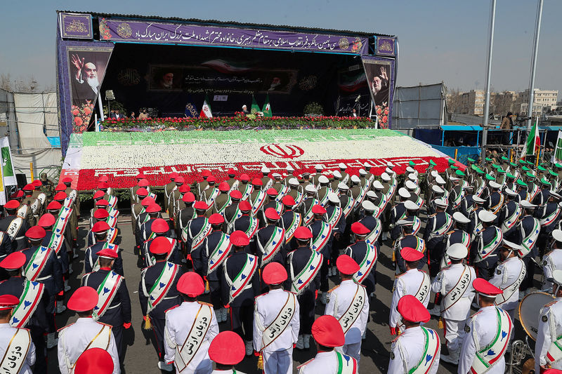 © Reuters. Irán despliega misil en celebración de Revolución Islámica, Rouhani dice política EEUU fracasa