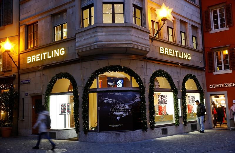 © Reuters. Christmas decorations are seen at a Breitling watch store in Zurich