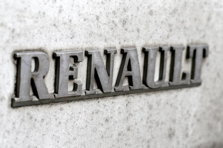 © Reuters. FILE PHOTO: A Renault logo covered with mud and dust is seen on a car in Paris
