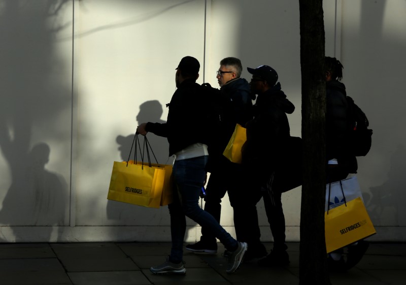© Reuters. Shoppers walk along Oxford Street in London